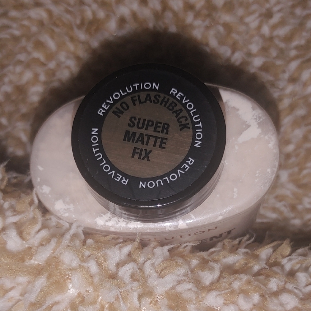 Revolution Translucent Baking Powder - Picture 2 of 4